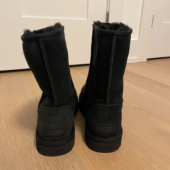 NEW UGGS - Picture 2 of 4